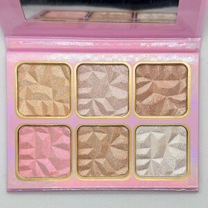Doreli Beauty Highlighter Palette.